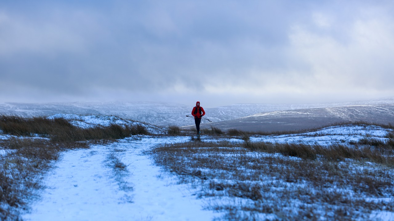 Un corredor corre en la nieve en Montana Spine Run 2022.