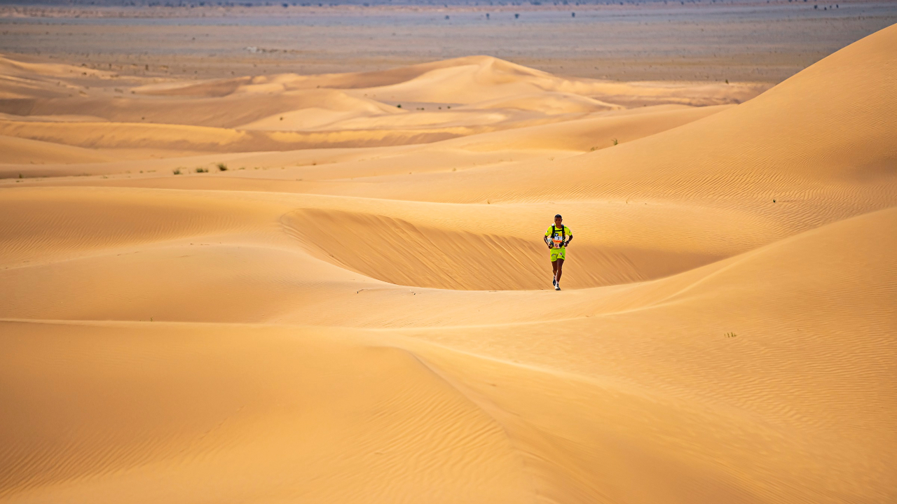 A lone runner in the Marathon des Sables 2022