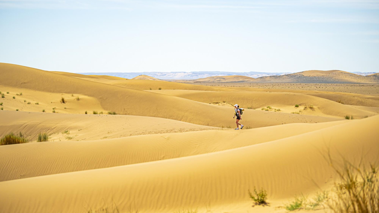 A runner in the 2022 Marathon des Sables