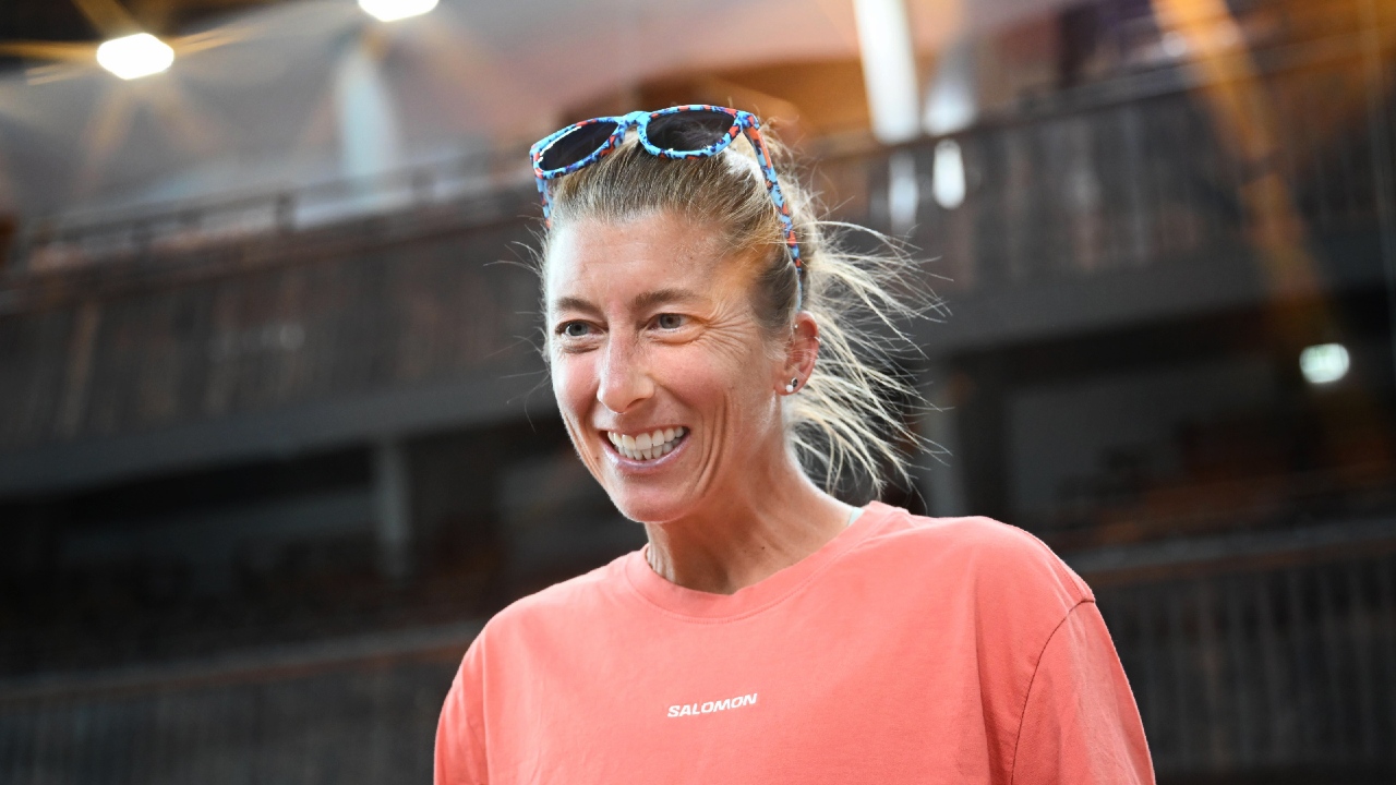 Courtney Dauwalter collects bib Lavaredo 2025 by UTMB