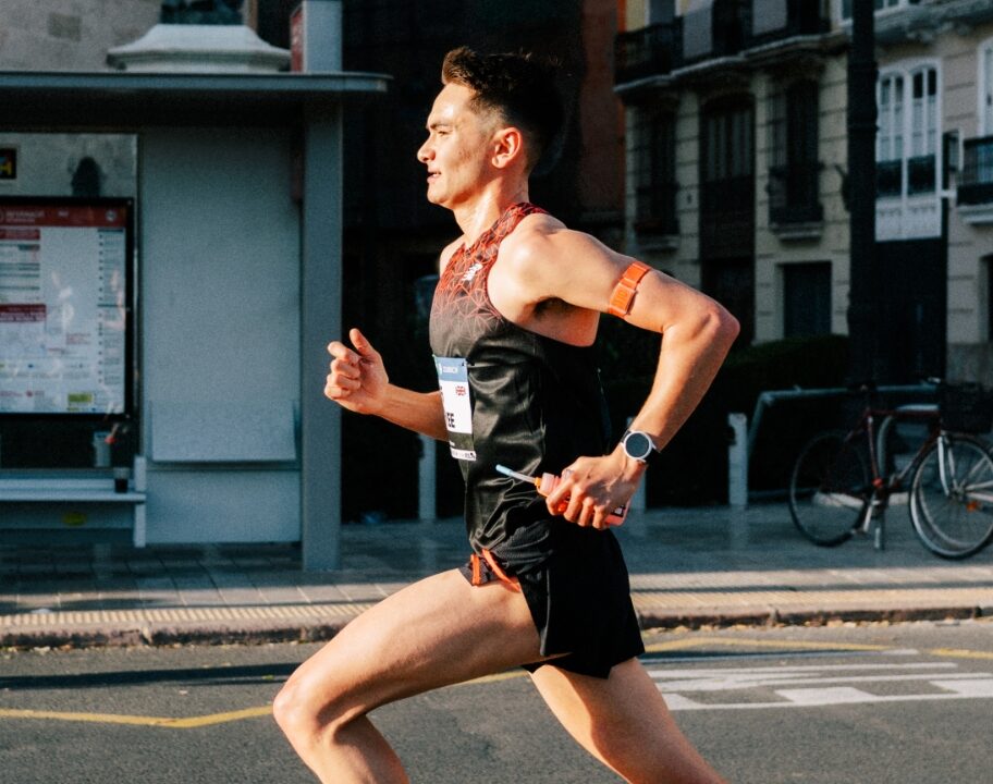 Alex Yee side shot Valencia Marathon 2025