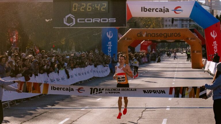 Andreas Almgren Valencia 10K 2026 finish line