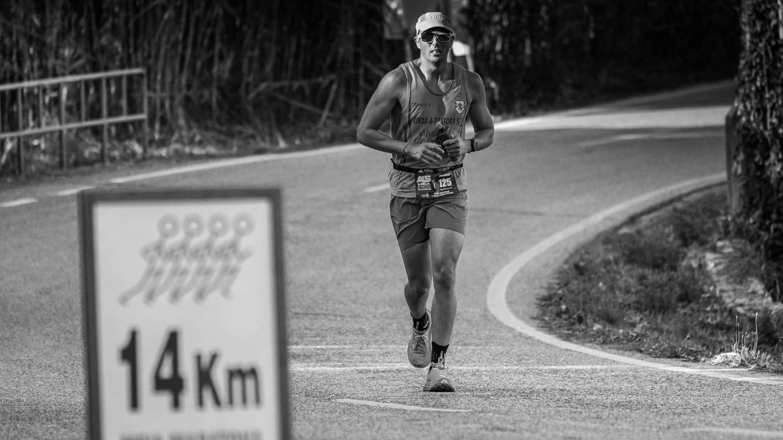 Runner tracking 14km distance during run, showing progress and pacing