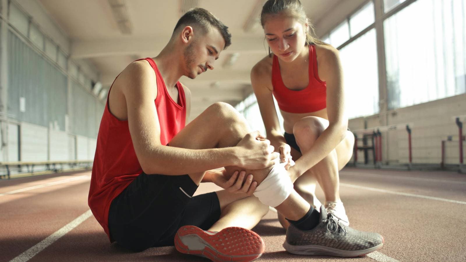 Runner experiencing knee pain during training due to poor running form and low cadence