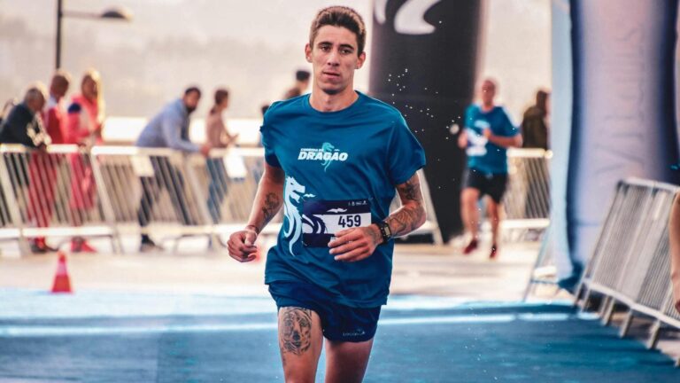 runner adjusting stride length and cadence to prevent injuries and improve running form