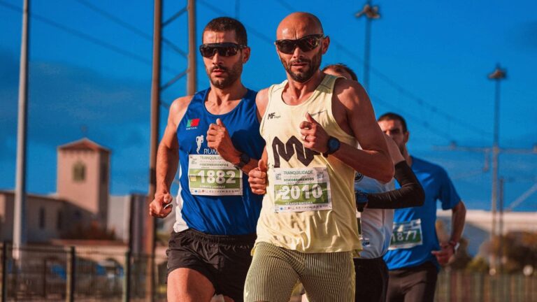 runner doing structured tempo workout to improve marathon endurance and pacing strategy