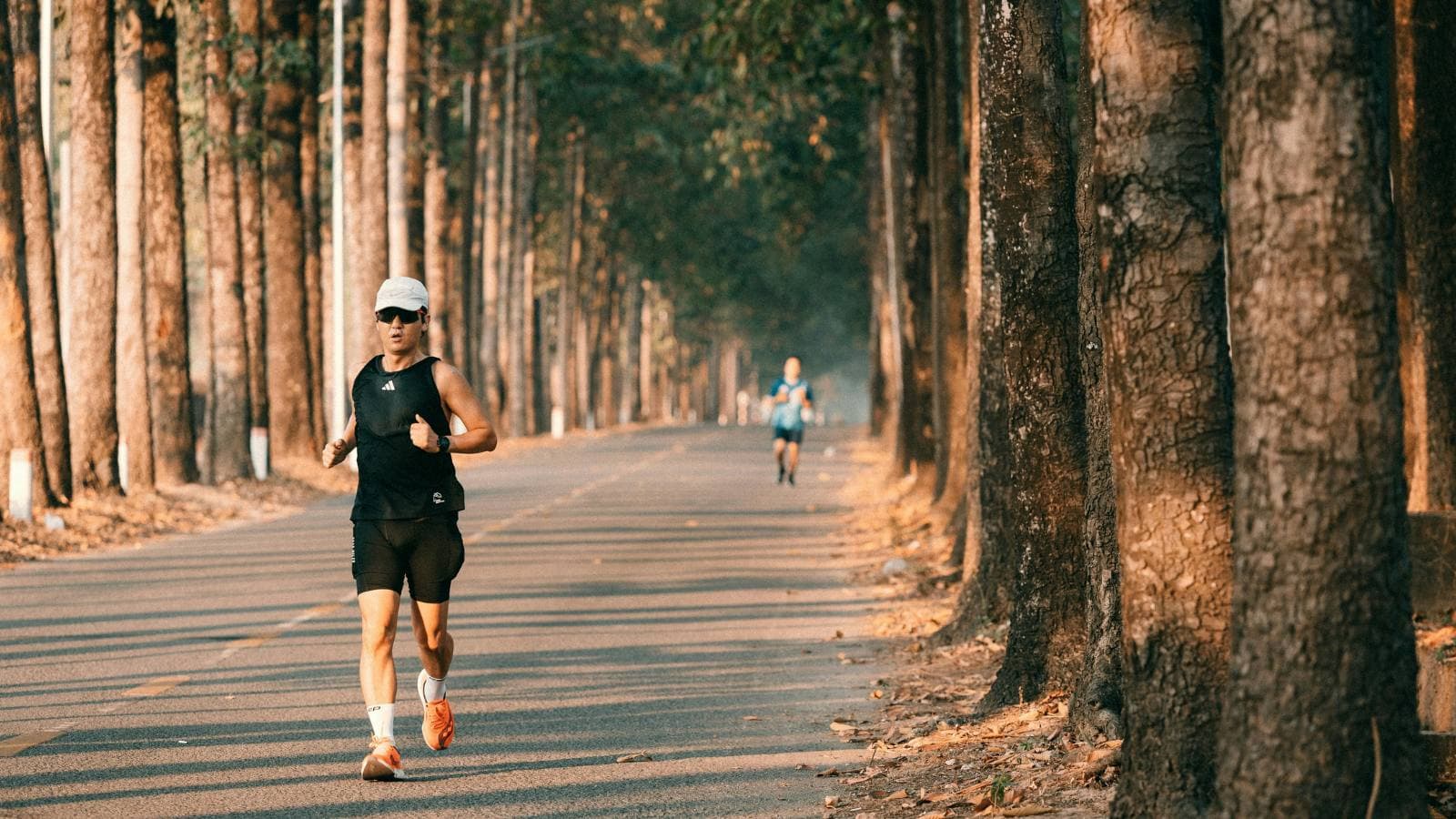 distance runner doing sunrise workout during marathon training program