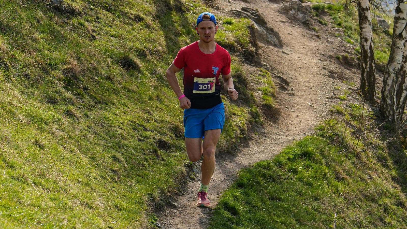 runner maintaining smooth downhill running form to improve marathon performance and endurance