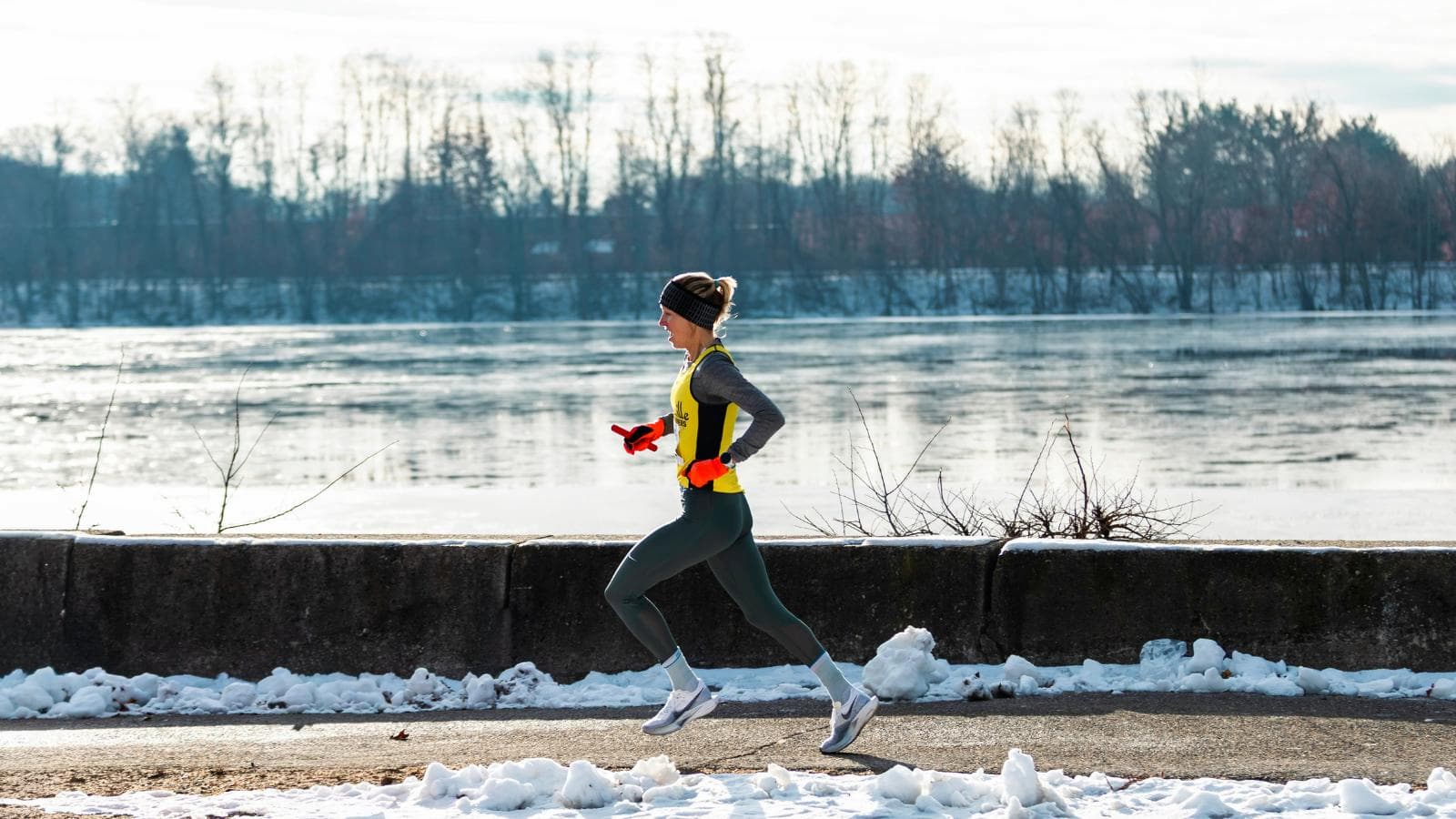 runner wearing winter running gear while training safely in cold weather conditions