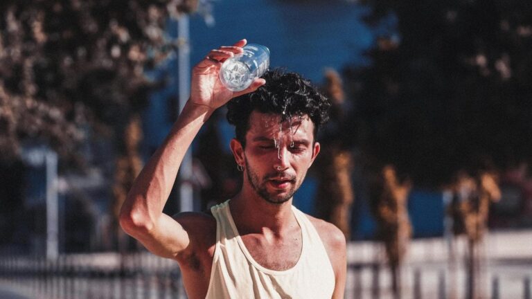 distance runner using hydration strategy with water and electrolytes during marathon race