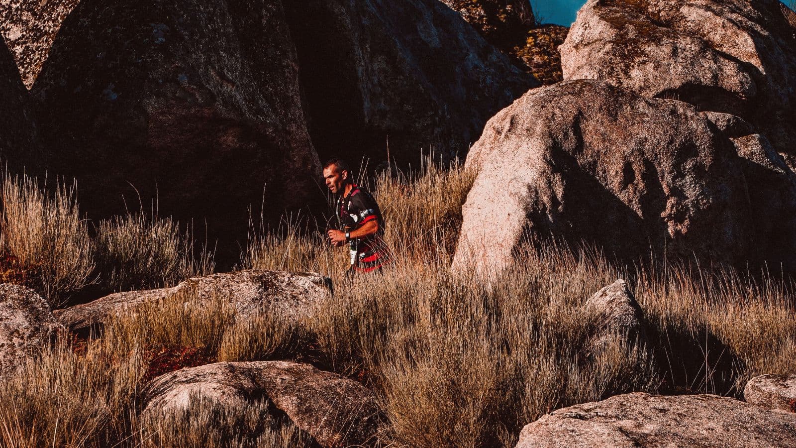 trail runner racing on technical trail while training to run a faster trail 10K