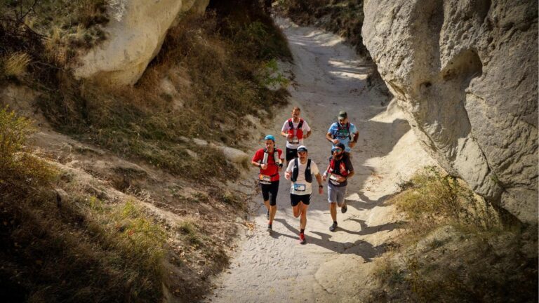 trail runner jogging at easy pace during opening mile of trail run to reduce fatigue