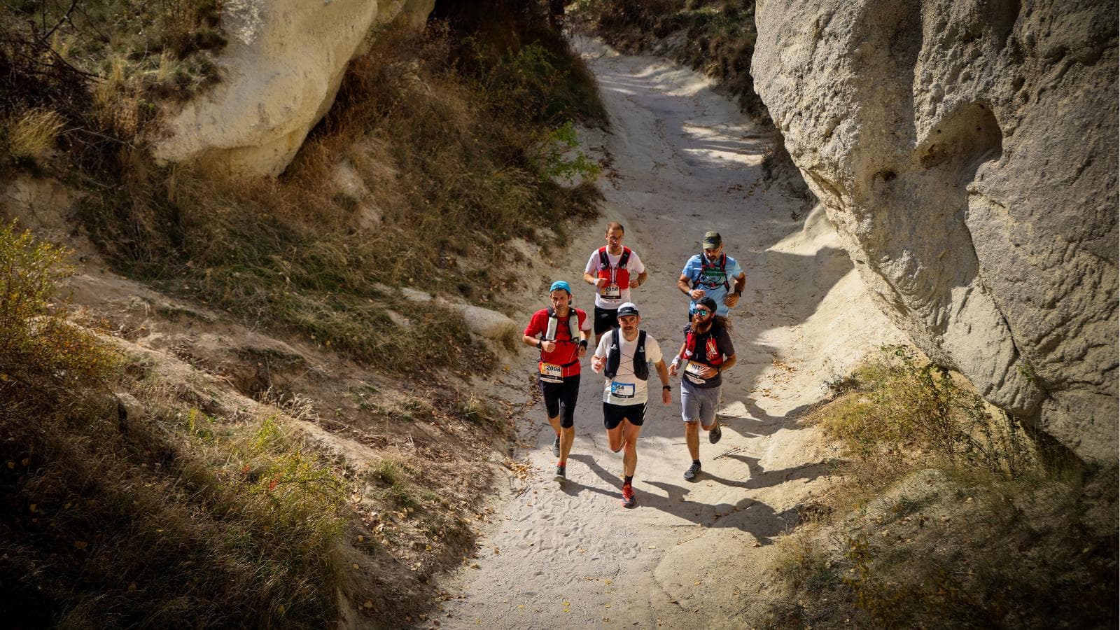 trail runner jogging at easy pace during opening mile of trail run to reduce fatigue