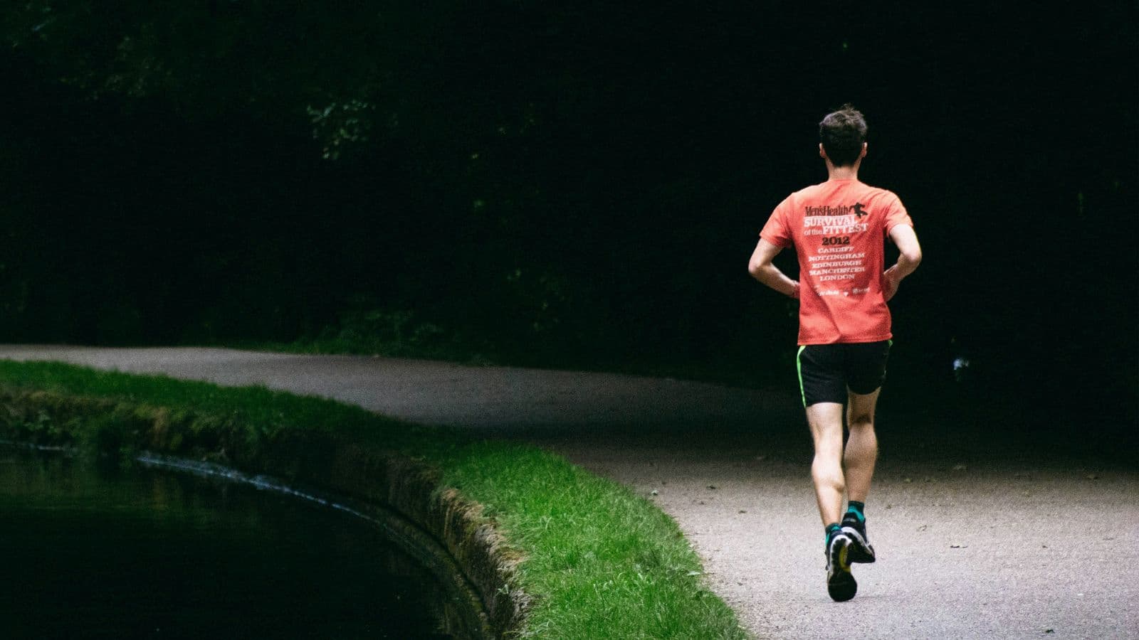 runner completing easy pace training run to improve aerobic fitness and race performance