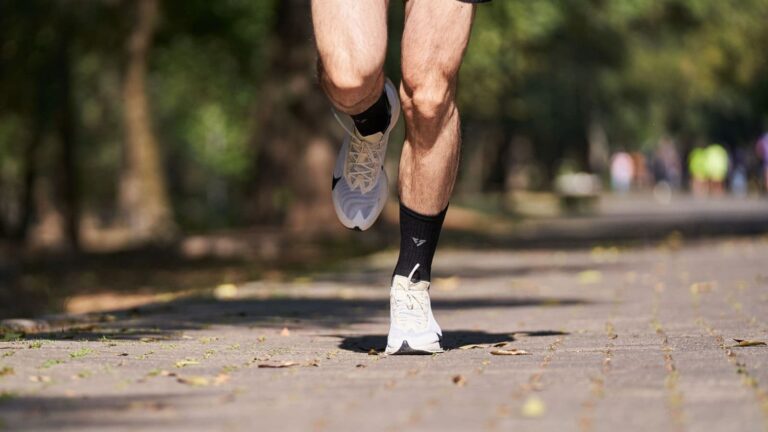 runner performing hamstring rehabilitation exercise to recover from running injury