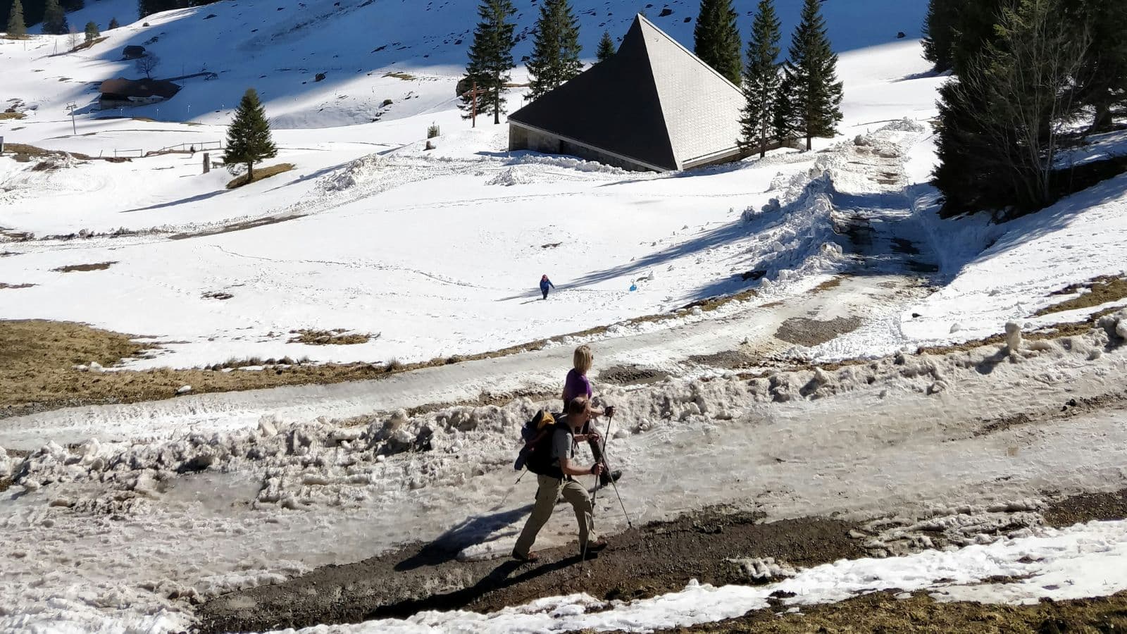 trail runner training on snowy mountain trail to improve balance strength and trail running performance