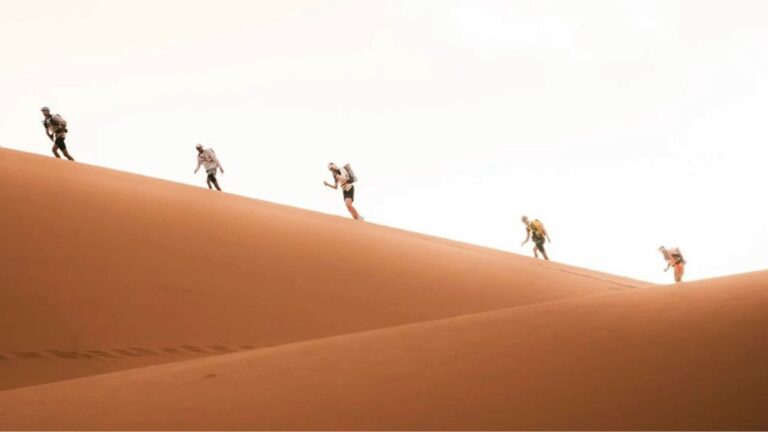 Marathon runners mid race in extreme hot weather