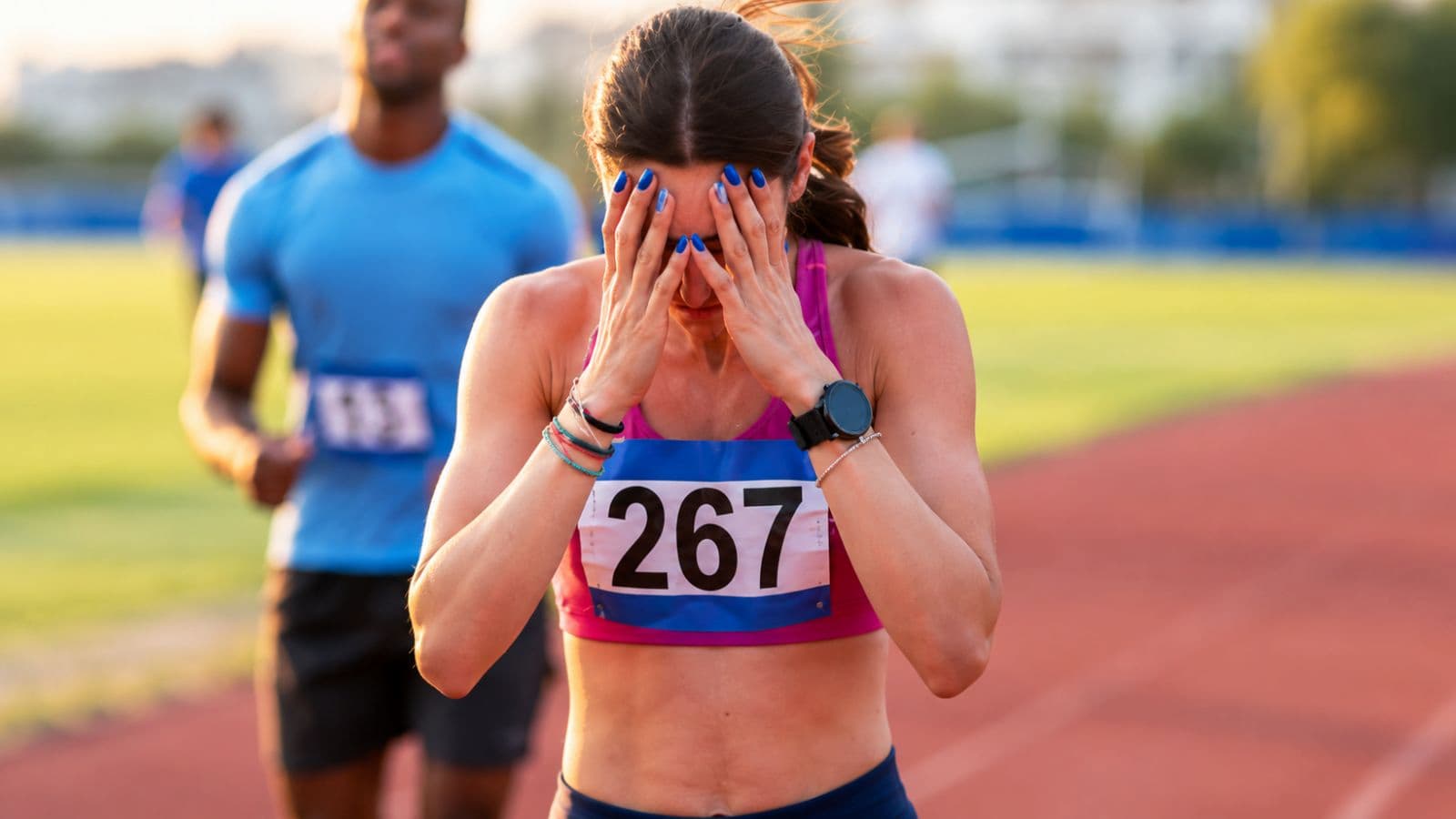 Distance runner stopping during a race after developing concerning symptoms such as nausea, headache, and confusion.