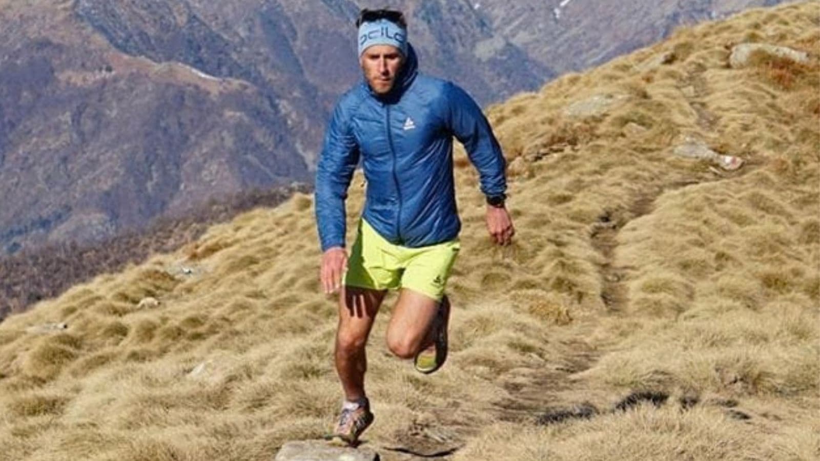 Trail runner reviewing a weekly training schedule that combines easy runs, hill workouts, long trail runs, strength training, and recovery days.