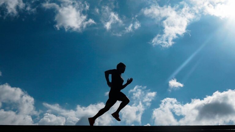 Distance runner completing an early morning training session while the body adjusts to running at that time of day.